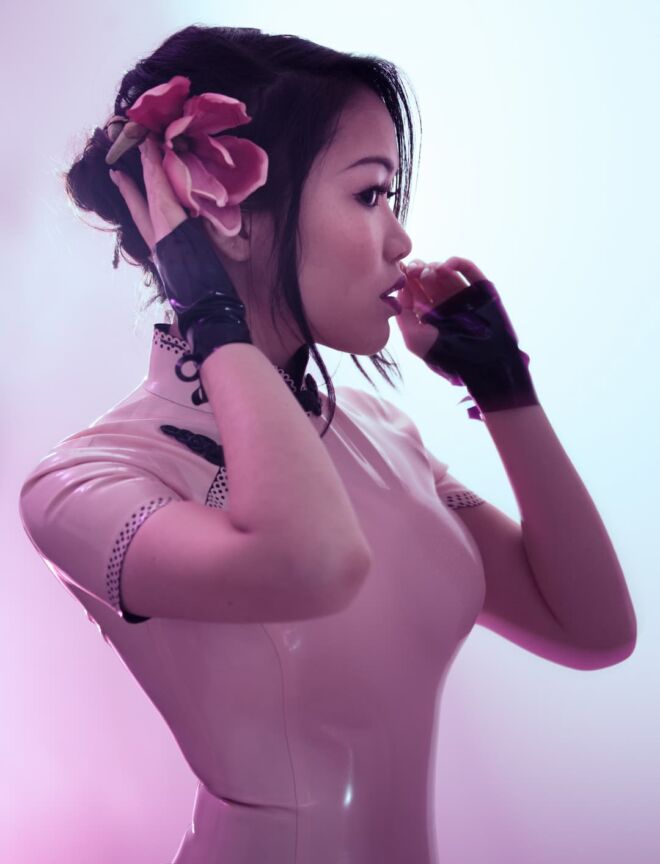 Portrait Fotoshooting rosa Latex Chinakleid Magnolia Blüte in Haar-2