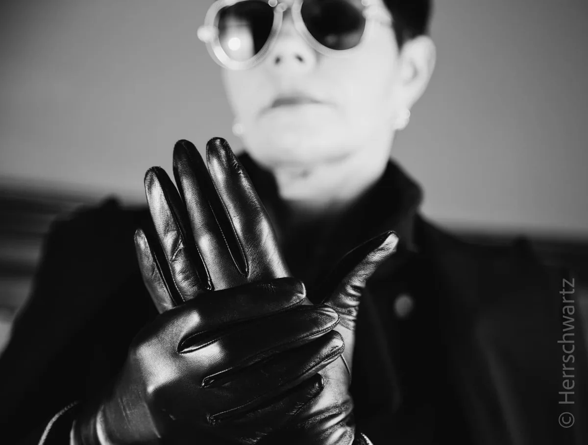 Glove — Herrschwartz